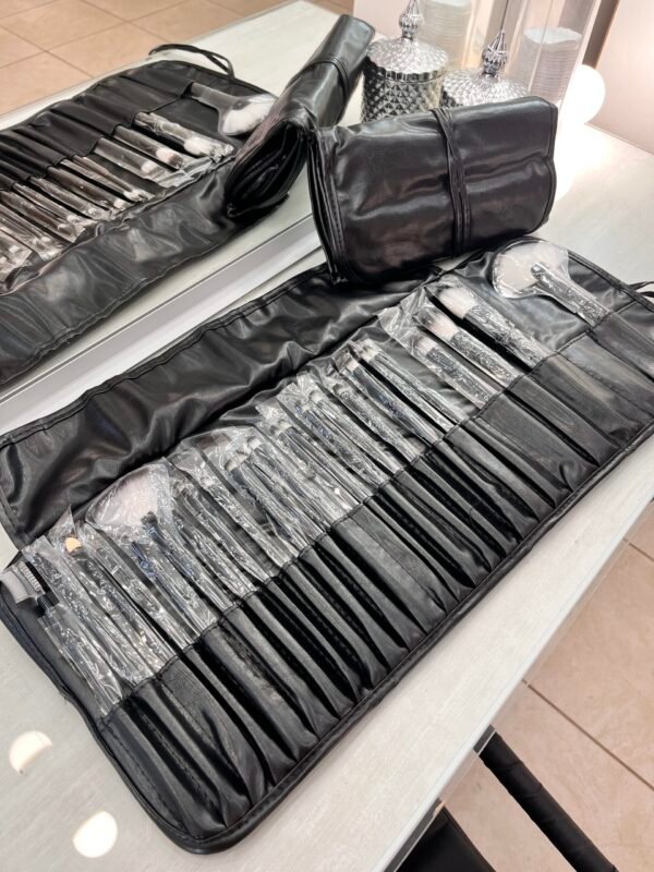 Set de 24 pinceles y brochas con manta negro - Imagen 1