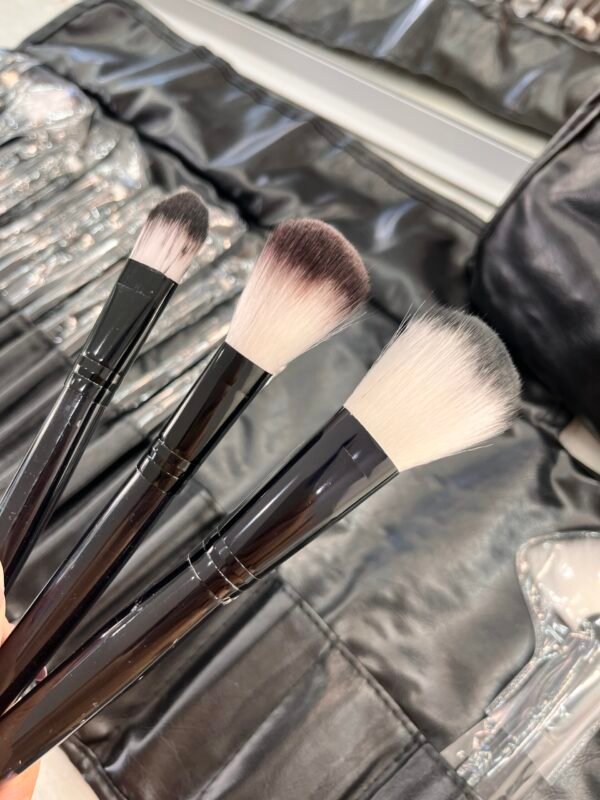 Set de 24 pinceles y brochas con manta negro - Imagen 5