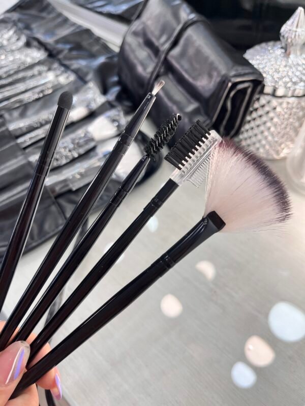 Set de 24 pinceles y brochas con manta negro - Imagen 4