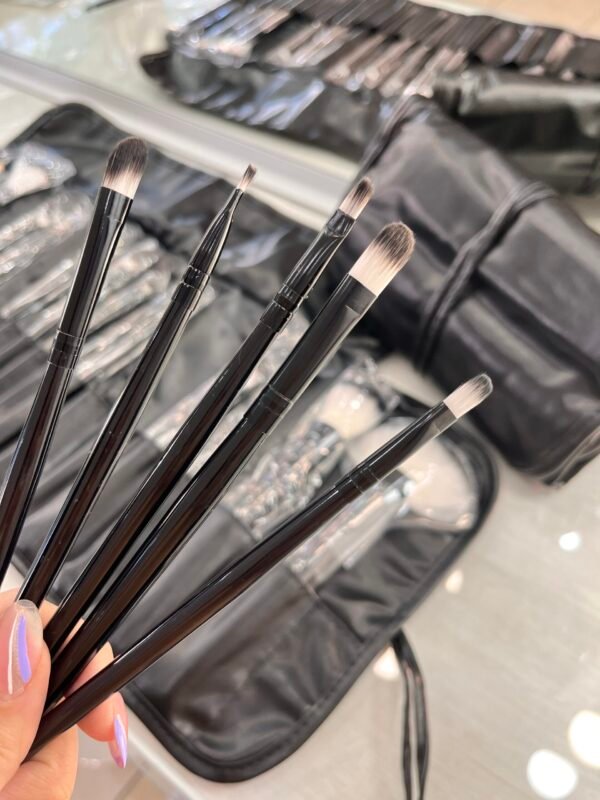 Set de 24 pinceles y brochas con manta negro - Imagen 3
