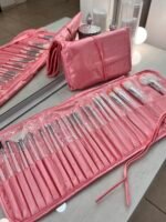 Set de 24 pinceles y brochas con manta rosa - Imagen 6