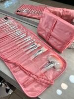 Set de 24 pinceles y brochas con manta rosa