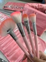 Set de 24 pinceles y brochas con manta rosa - Imagen 2