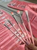 Set de 24 pinceles y brochas con manta rosa - Imagen 3